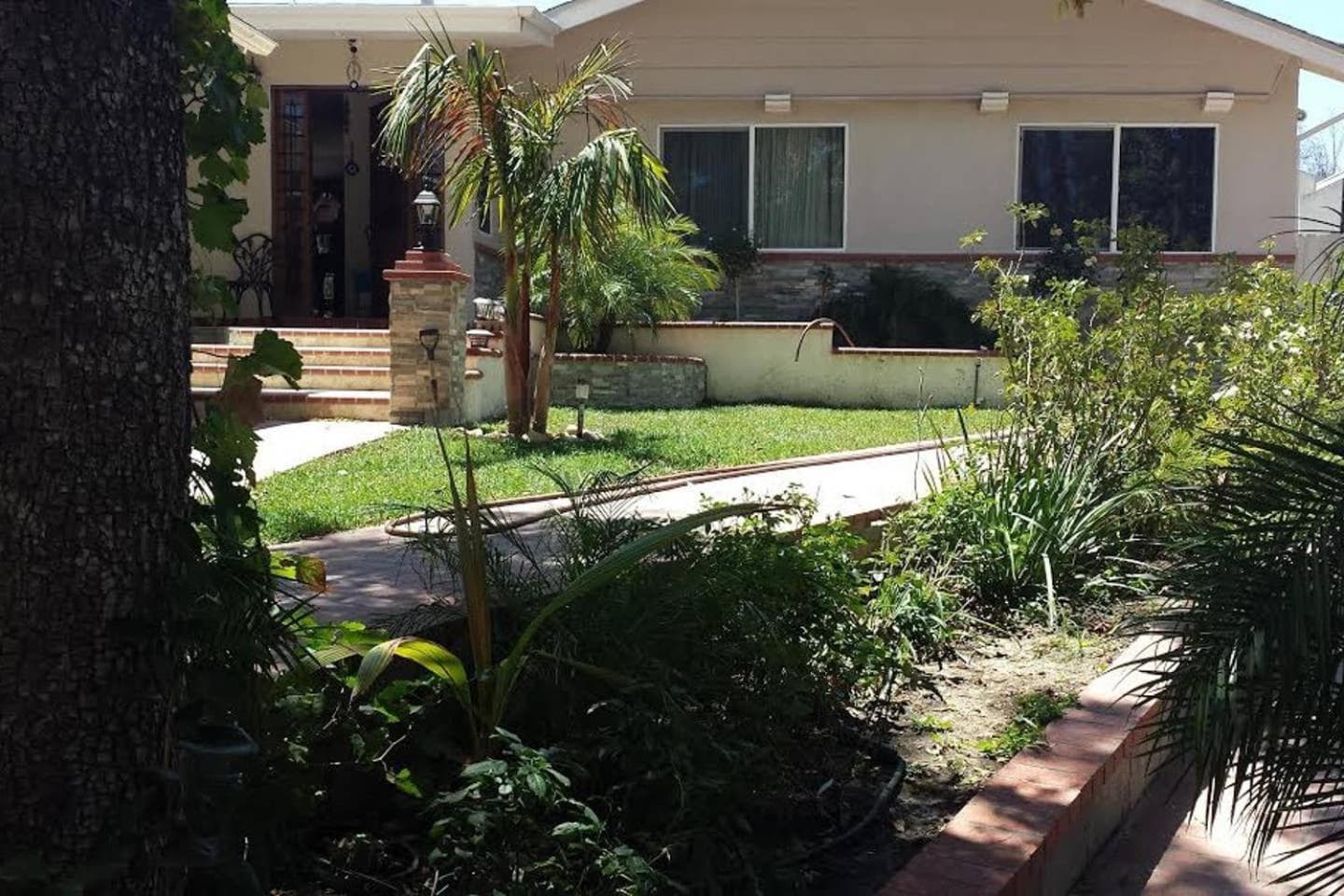 Garden View Cozy Studio unit WIFI single bed, kitchenette full Bathroom very private