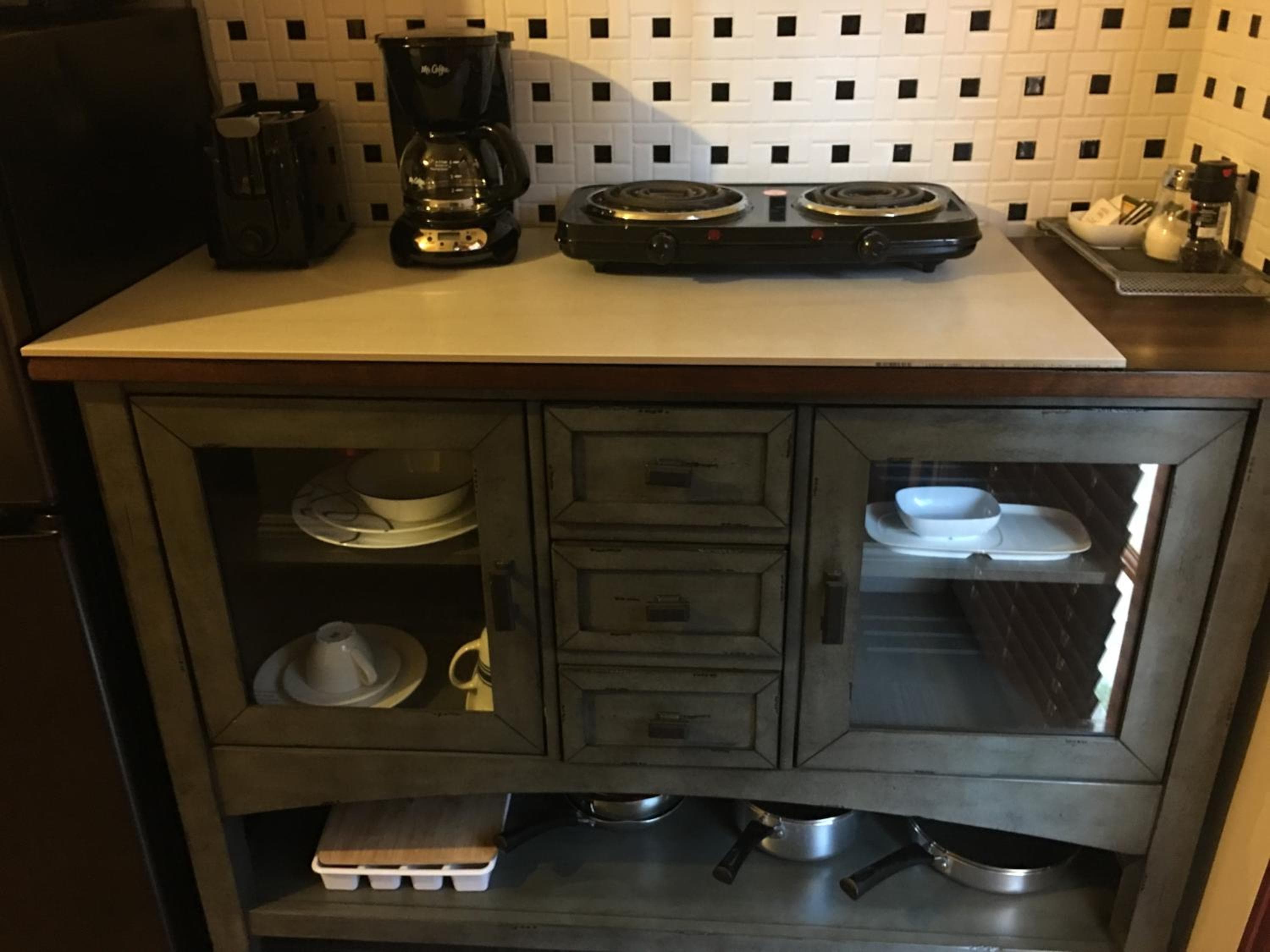Garden View Cozy Studio unit WIFI single bed, kitchenette full Bathroom very private