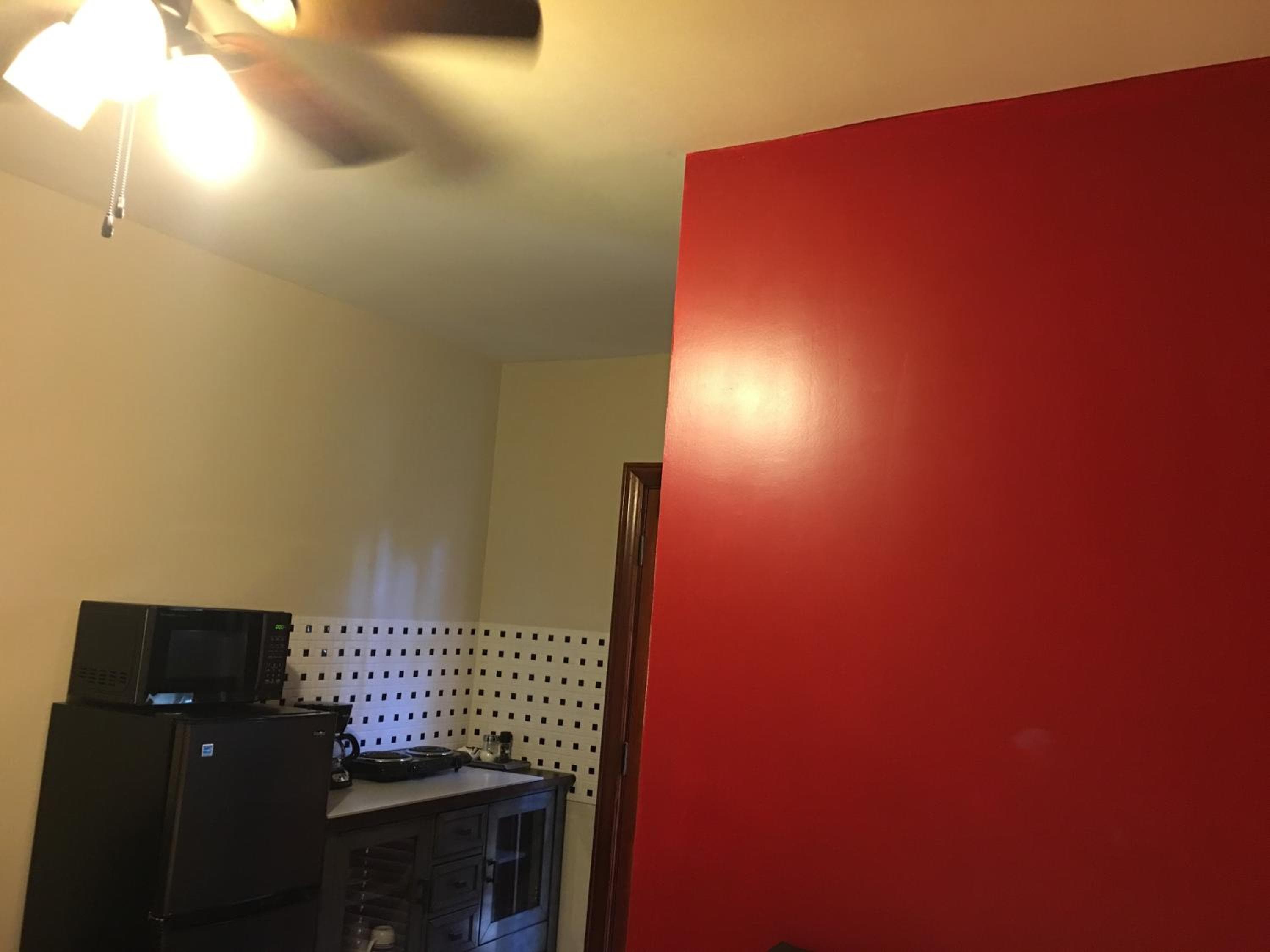 Garden View Cozy Studio unit WIFI single bed, kitchenette full Bathroom very private