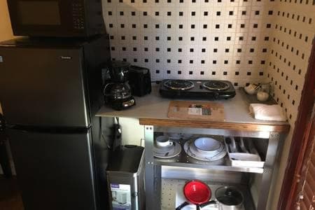 Garden View Cozy Studio unit WIFI single bed, kitchenette full Bathroom very private