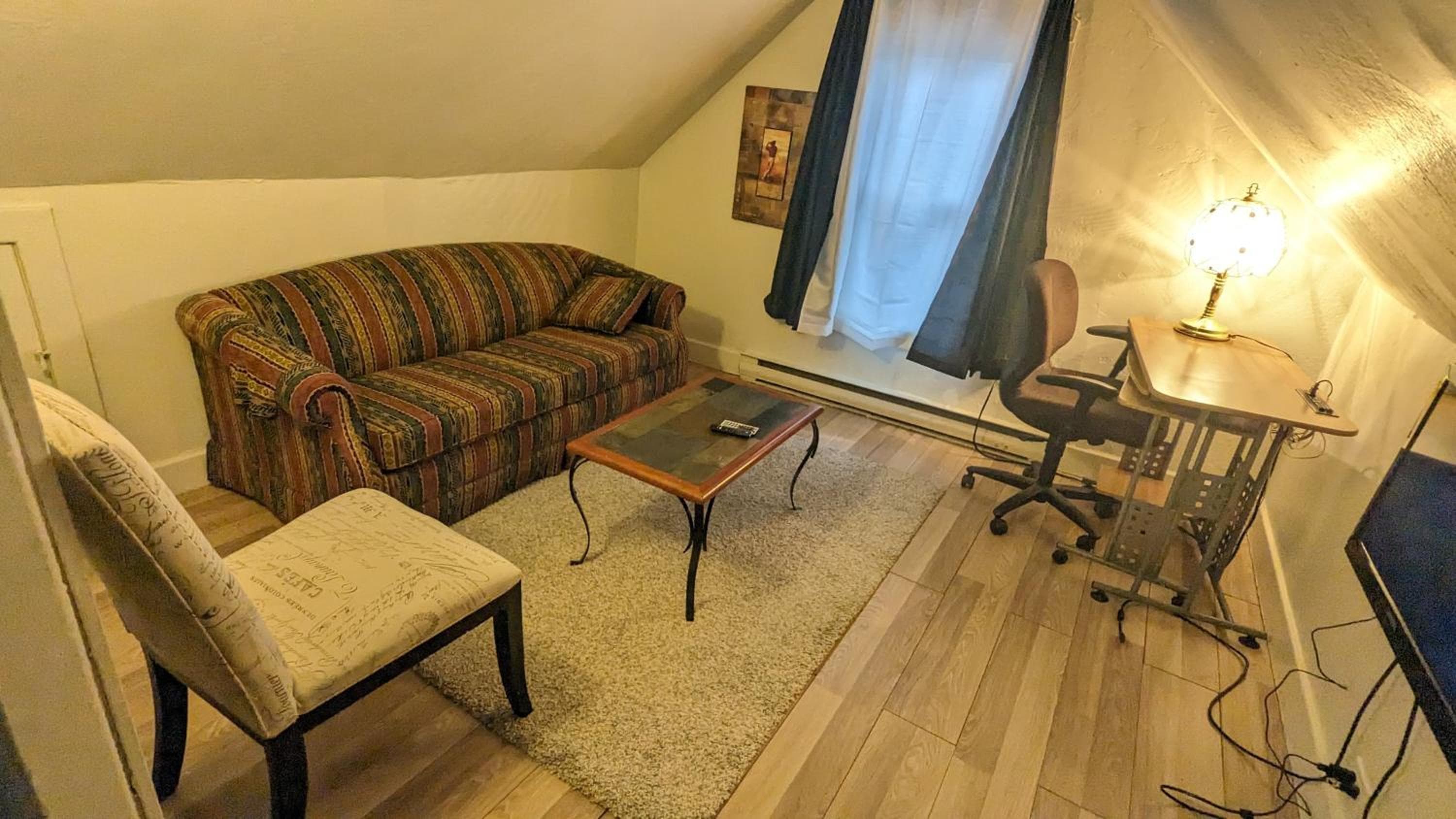 Cozy downtown one bedroom free parking