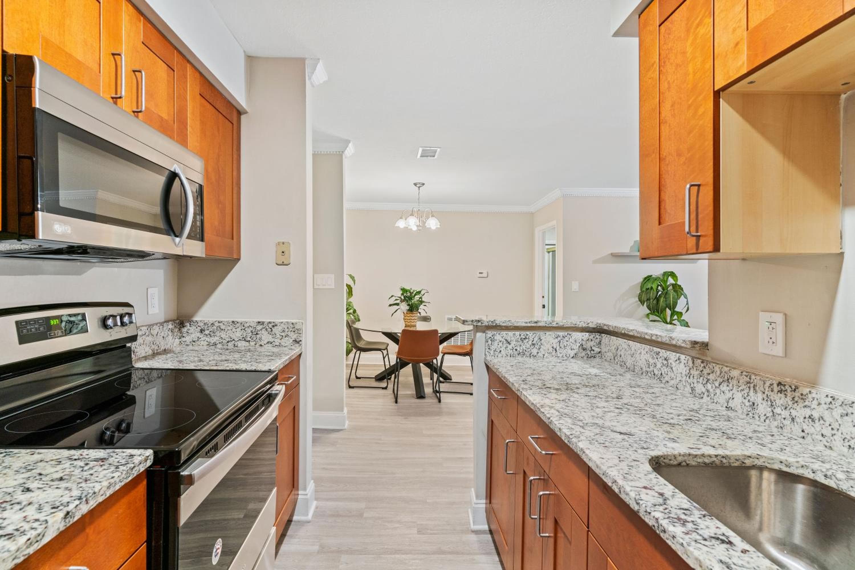 RM2 - 1bdr 1bath Cozy ensuite shared Condo