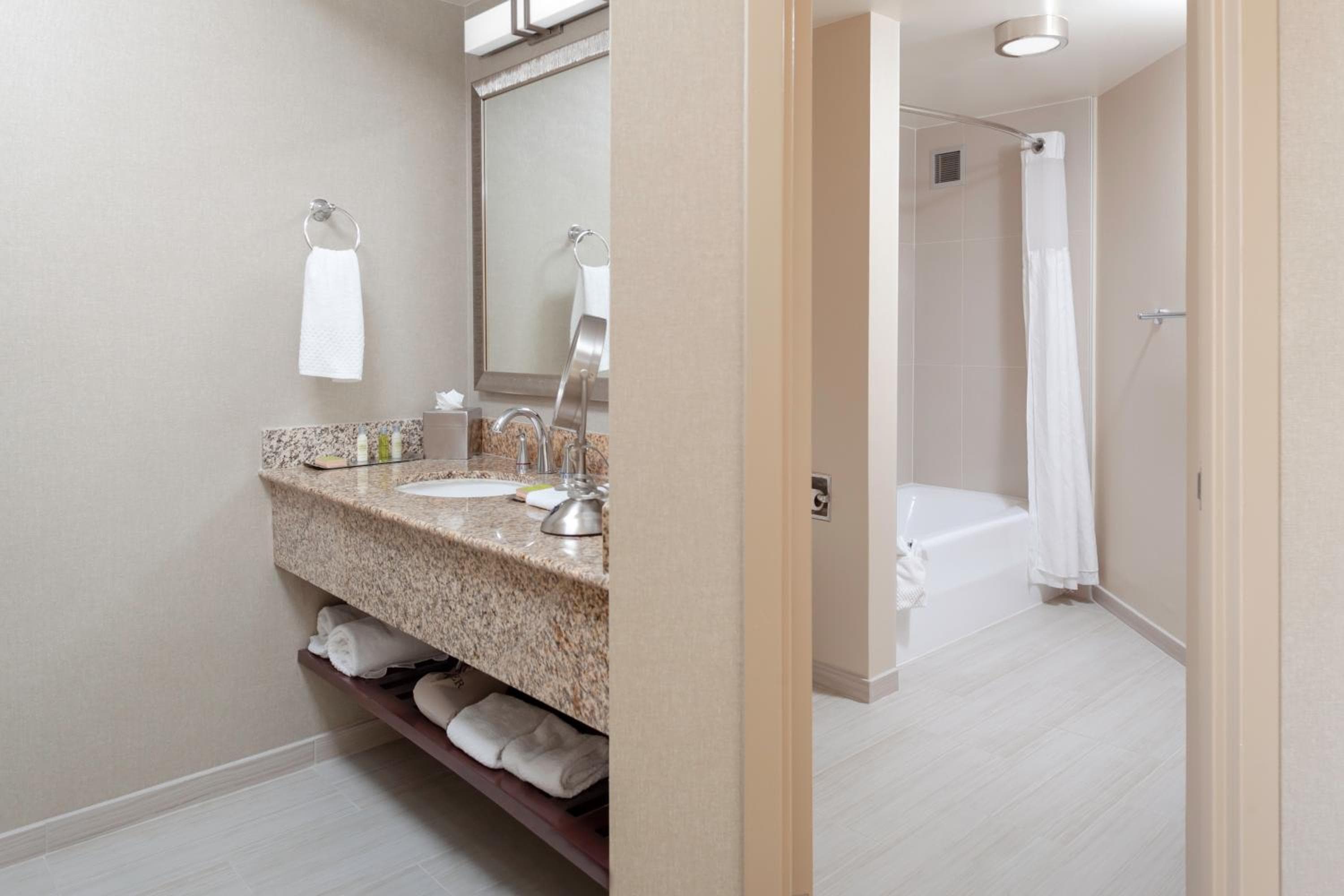 DoubleTree by Hilton Kansas City - Overland Park