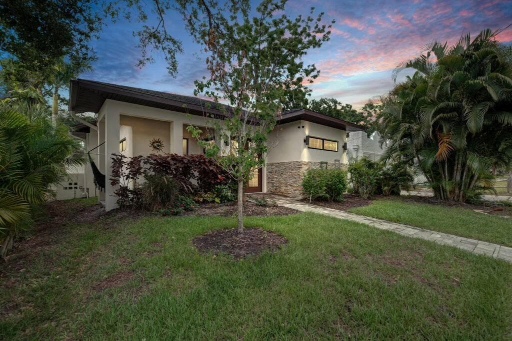 Courtyard Home with Pool, Spa & Sauna close to Beach & City Center