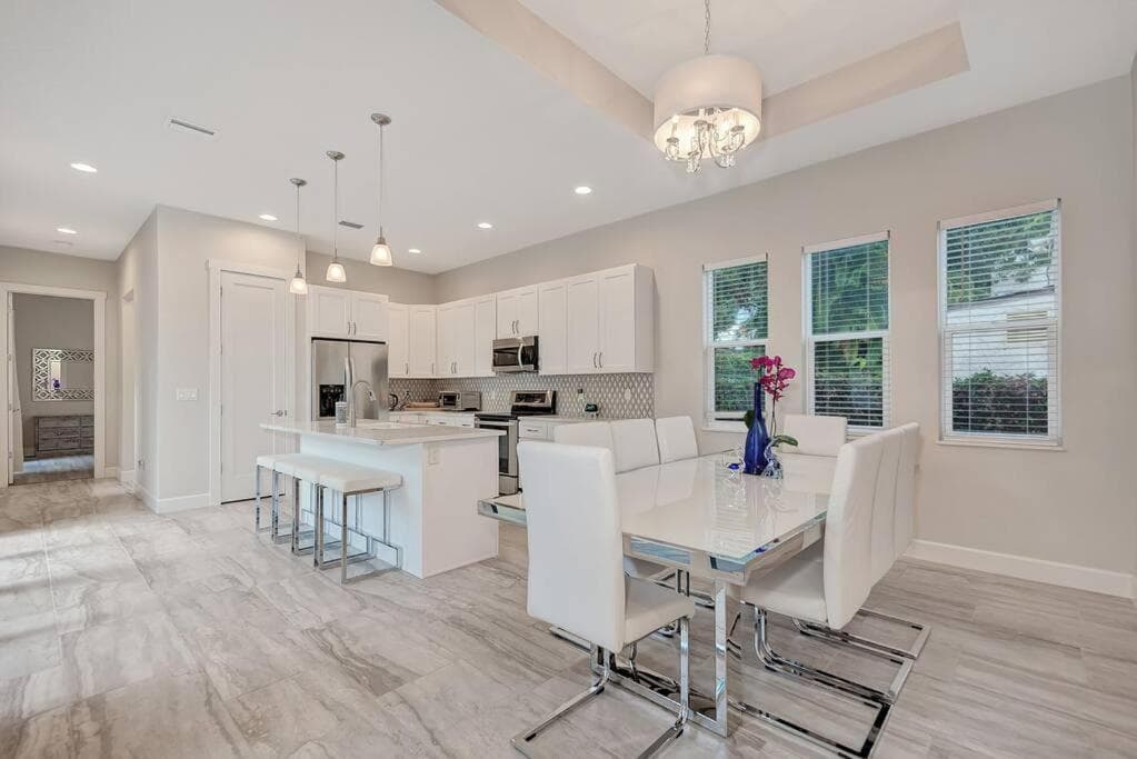 Courtyard Home with Pool, Spa & Sauna close to Beach & City Center