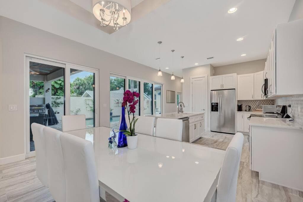 Courtyard Home with Pool, Spa & Sauna close to Beach & City Center