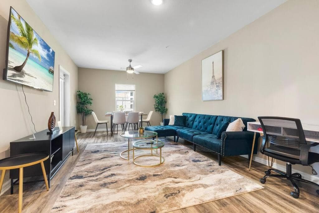 Sophisticated 3BD/2BA Retreat: Pool, Gym, Laundry