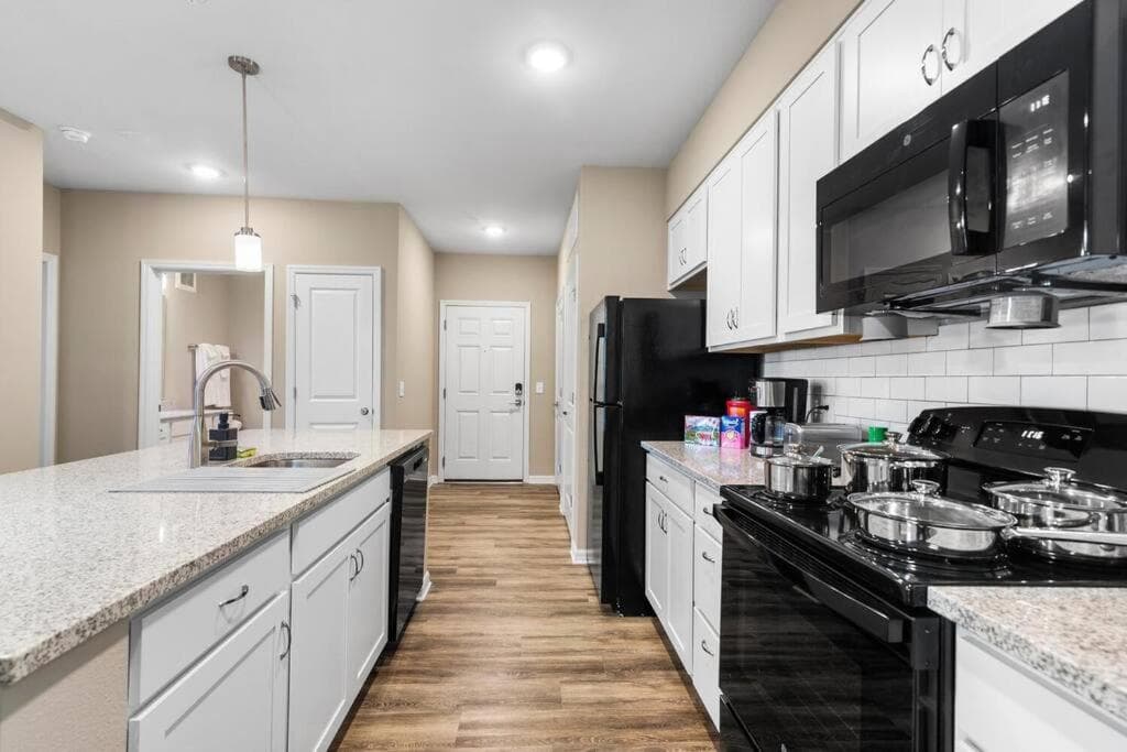 Sophisticated 3BD/2BA Retreat: Pool, Gym, Laundry