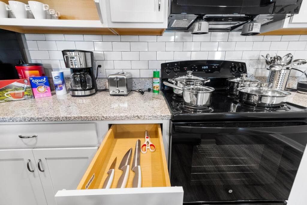 Sophisticated 3BD/2BA Retreat: Pool, Gym, Laundry