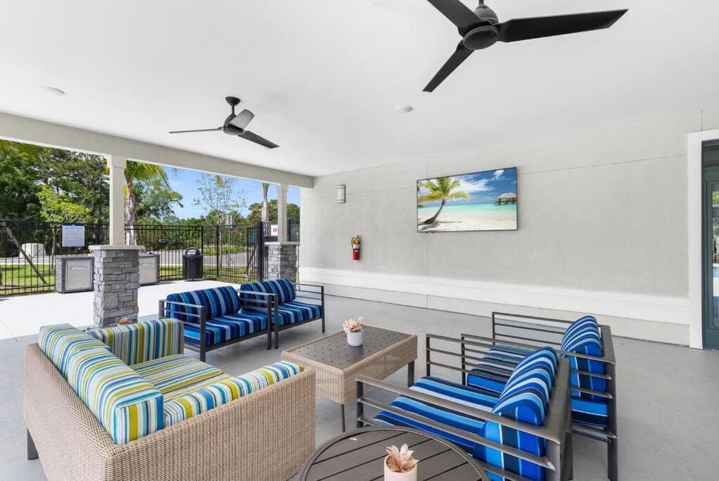 Refined 2 Bedroom Retreat: Pool, Gym, Laundry