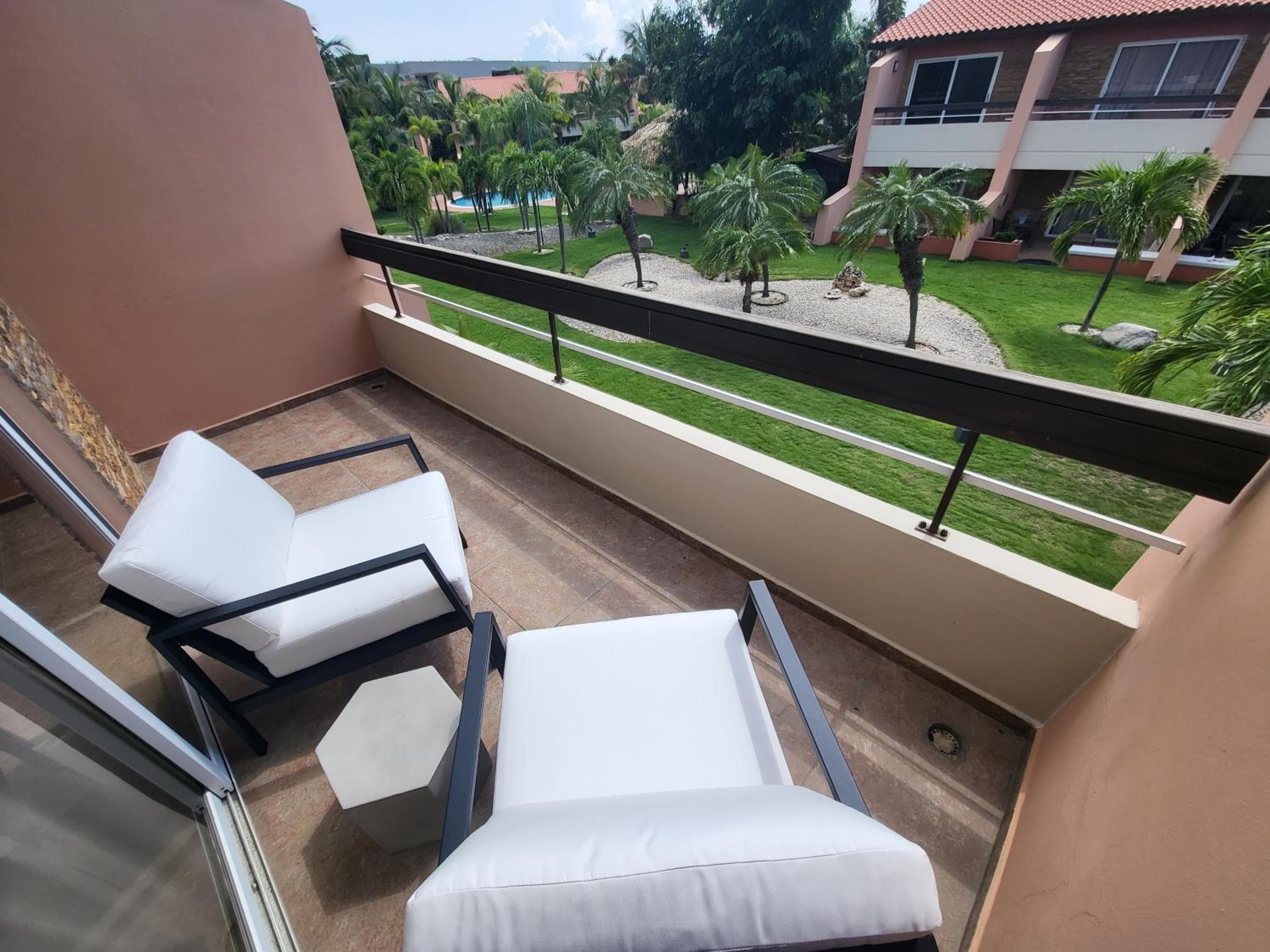 Eagle Beach luxury house, walking distance to the beach