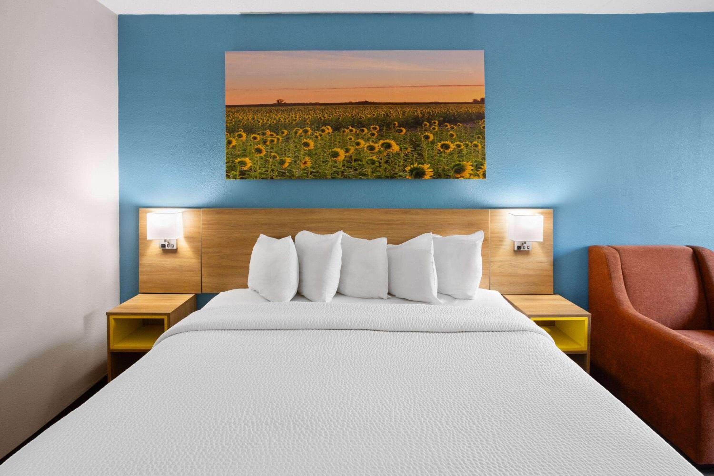 Days Inn & Suites by Wyndham Northwest Indianapolis