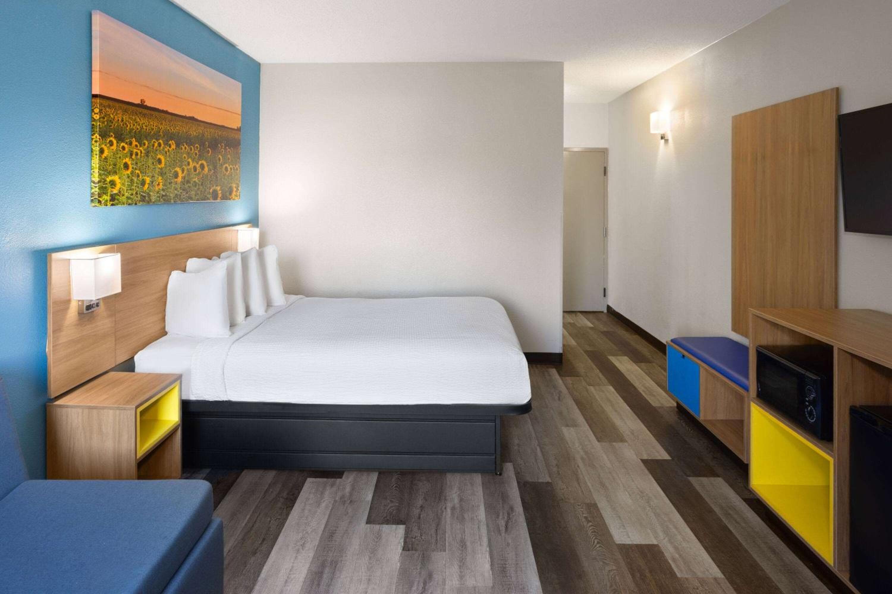 Days Inn & Suites by Wyndham Northwest Indianapolis