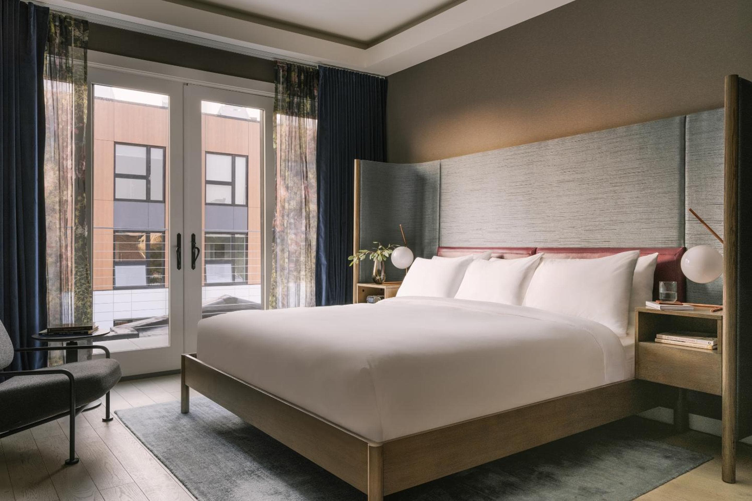 Lark Hotels 907 Main