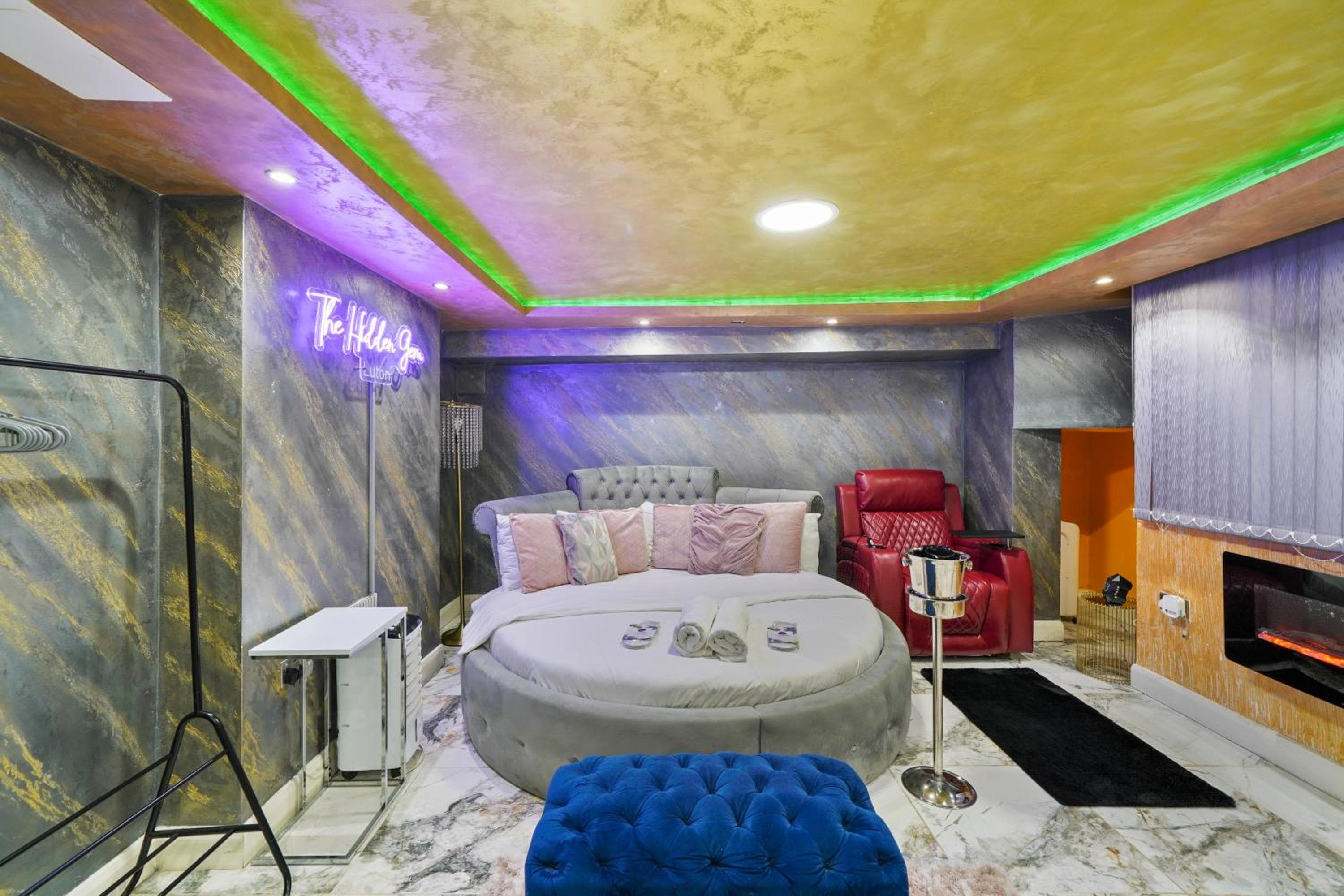 Hidden Gem Lt Properties Jaccuzi bath massage chair Superkingsize bed Parking available