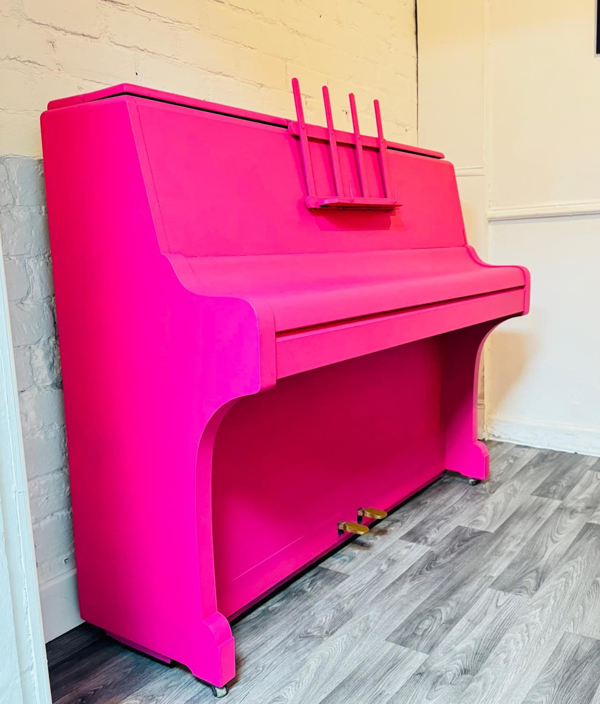 Magenta Melodies, 5 Bedroom House