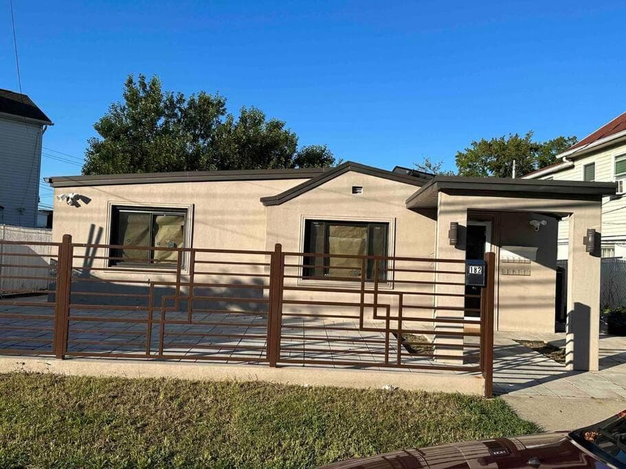 Spacious 3BR Detach house w/Parking in Quiet area