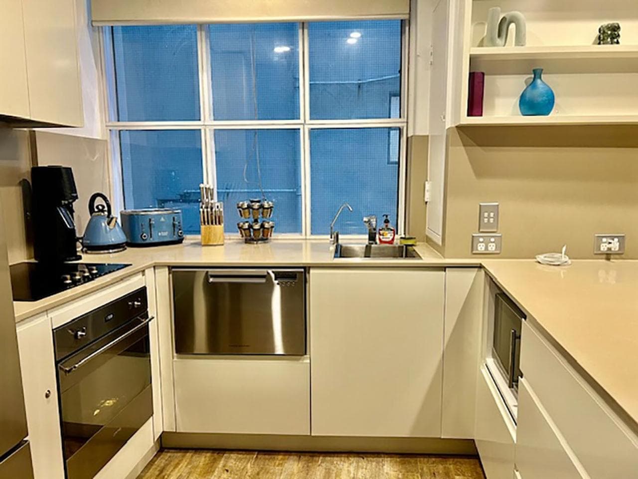 Sydney Central CBD Chic One Bedroom Apartment with Pool on Bridge St, close to everything!
