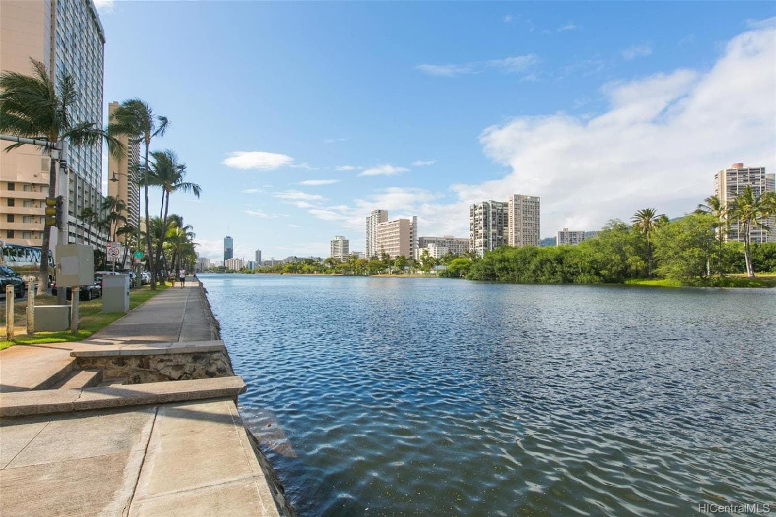 WAIKIKI 2 BEDROOMS, 1 BATH, FREE PARKING, SLEEP 6