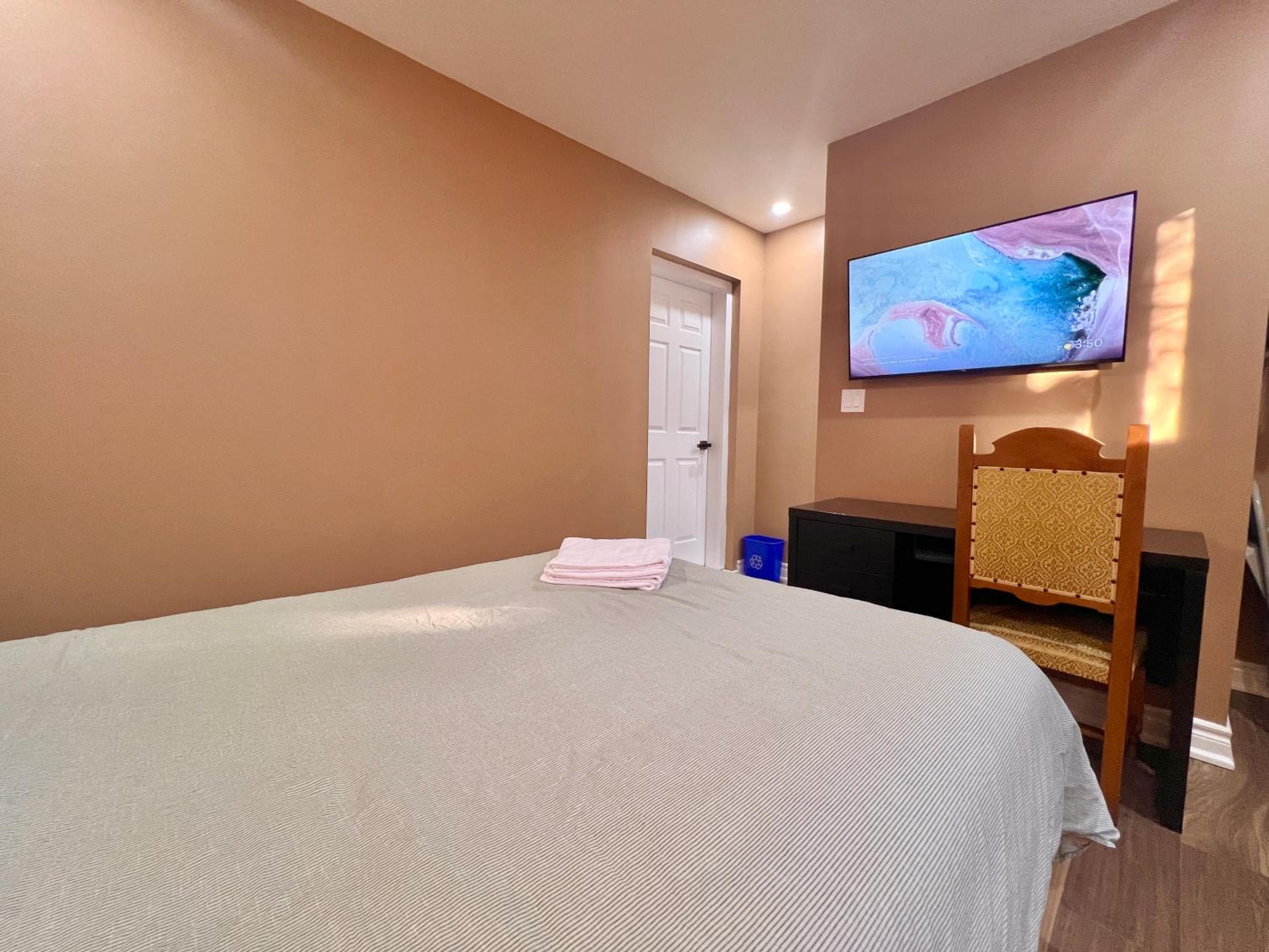 Upgraded Ensuite Rooms 7-min to Subway Near Downsview Rogers Stadium