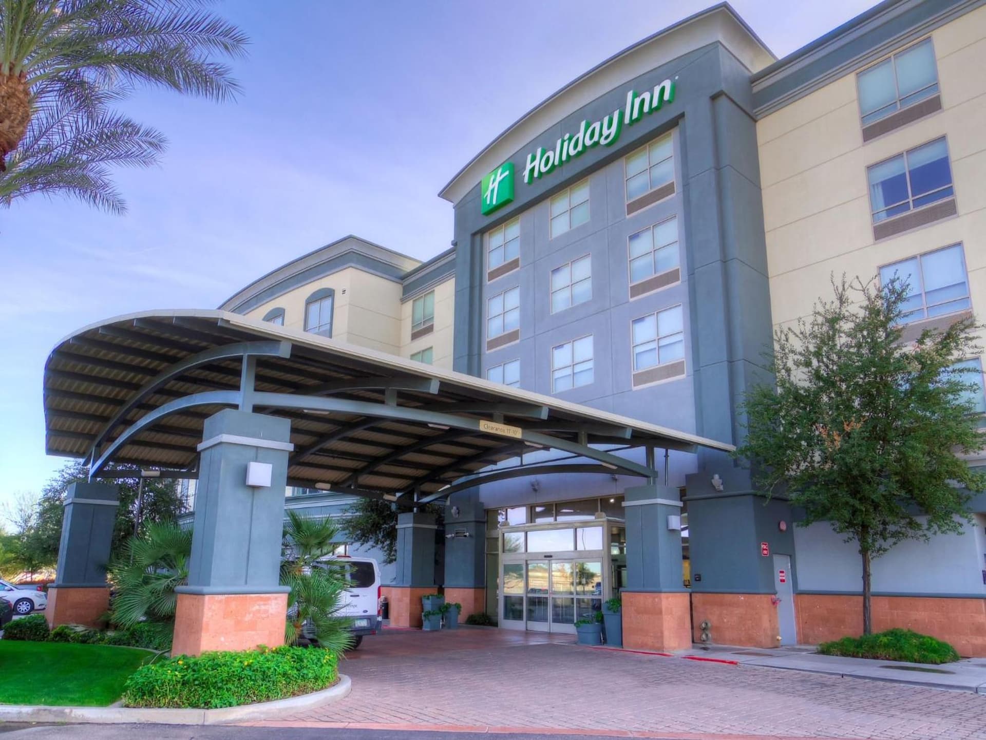 Holiday Inn & Suites Phoenix Airport by IHG