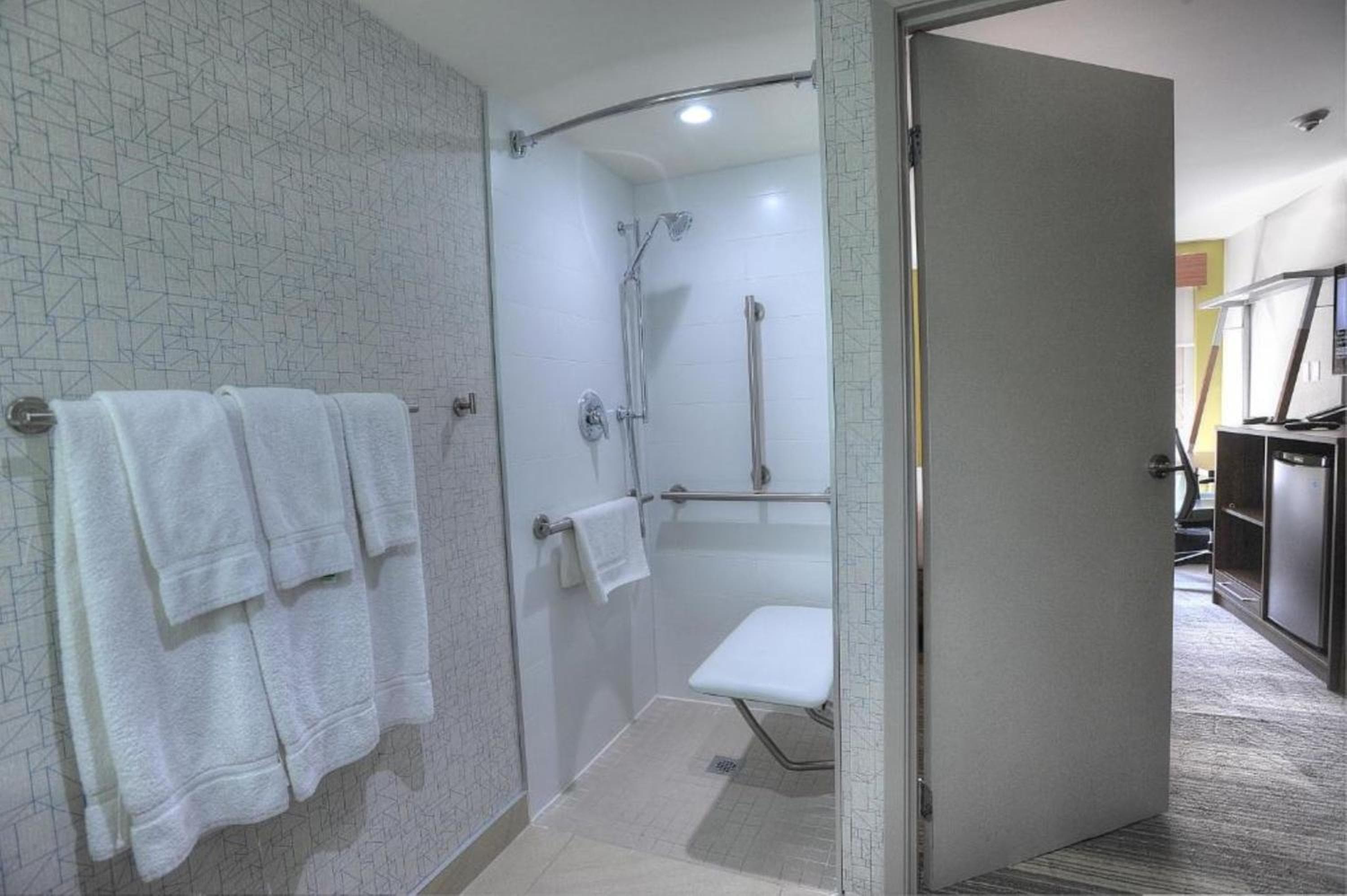 Holiday Inn Express & Suites Toronto Airport West by IHG