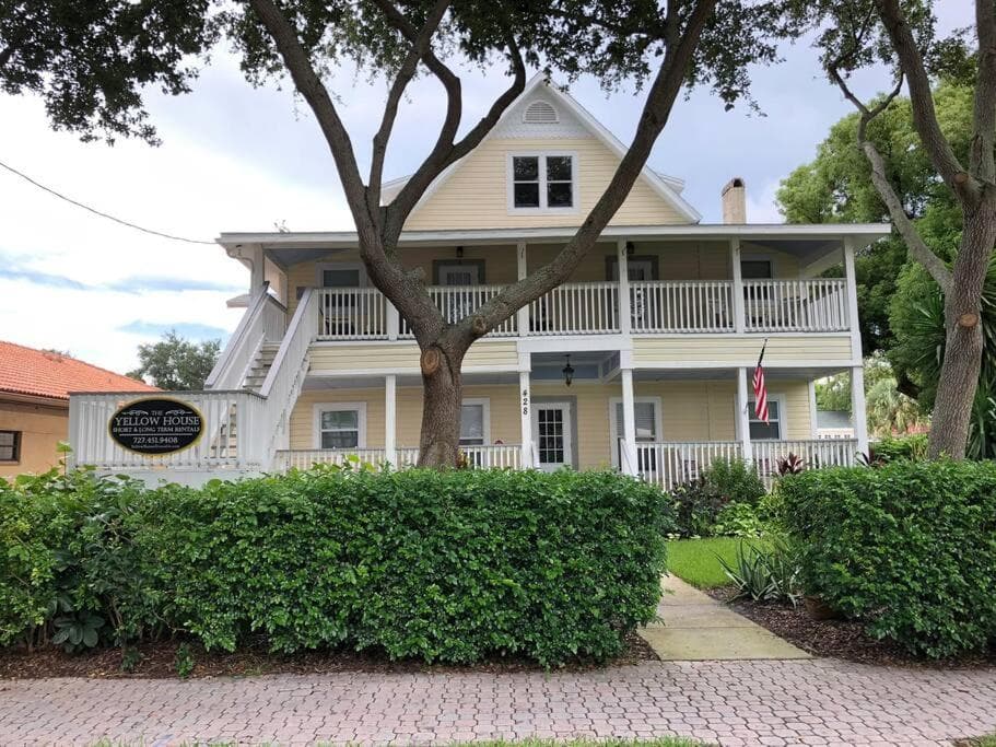 Downtown Dunedin! 2 bedroom 2 bath NO KIDS, NO PETS
