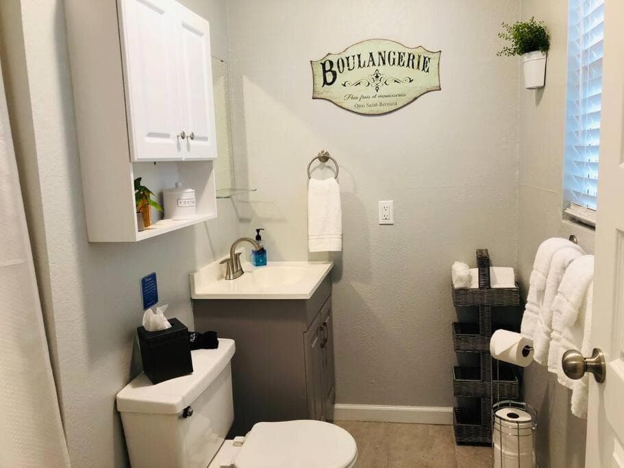 Downtown Dunedin! 2 bedroom 2 bath NO KIDS, NO PETS