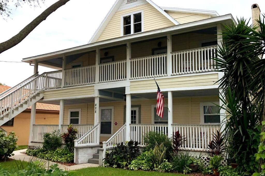 Downtown Dunedin! 2 bedroom 2 bath NO KIDS, NO PETS