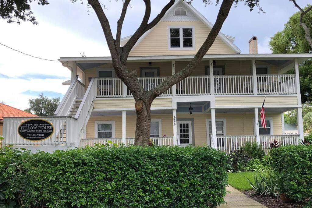 Overlooking Downtown Dunedin Two Bedroom apartment NO KIDS, NO PETS