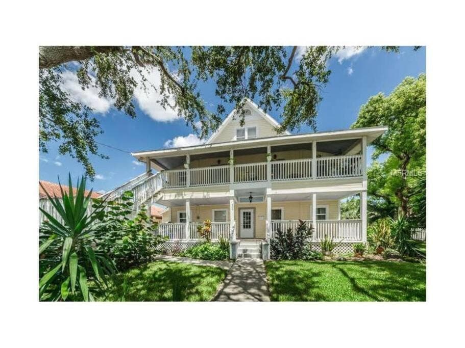 Overlooking Downtown Dunedin Two Bedroom apartment NO KIDS, NO PETS