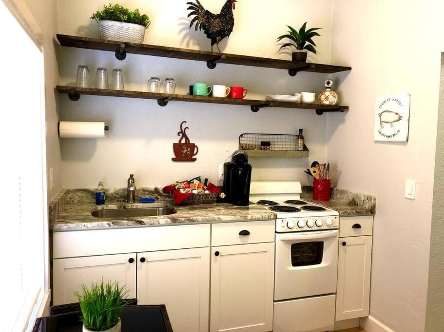 Overlooking Downtown Dunedin Two Bedroom apartment NO KIDS, NO PETS