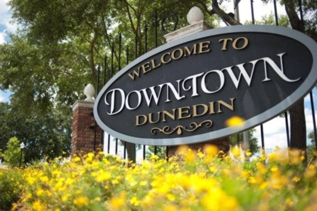 Overlooking Downtown Dunedin Two Bedroom apartment NO KIDS, NO PETS