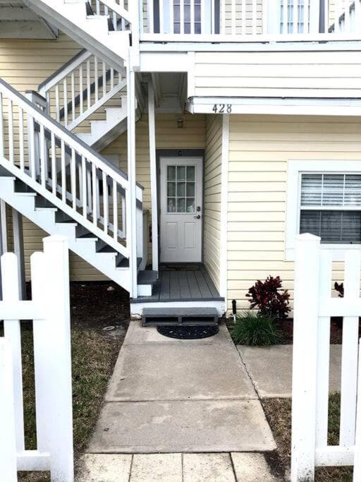 In the Heart of Downtown Dunedin One Bedroom Apt NO KIDS, NO PETS