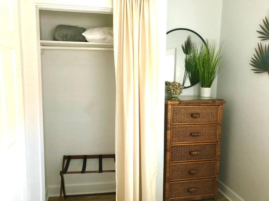 In the Heart of Downtown Dunedin One Bedroom Apt NO KIDS, NO PETS