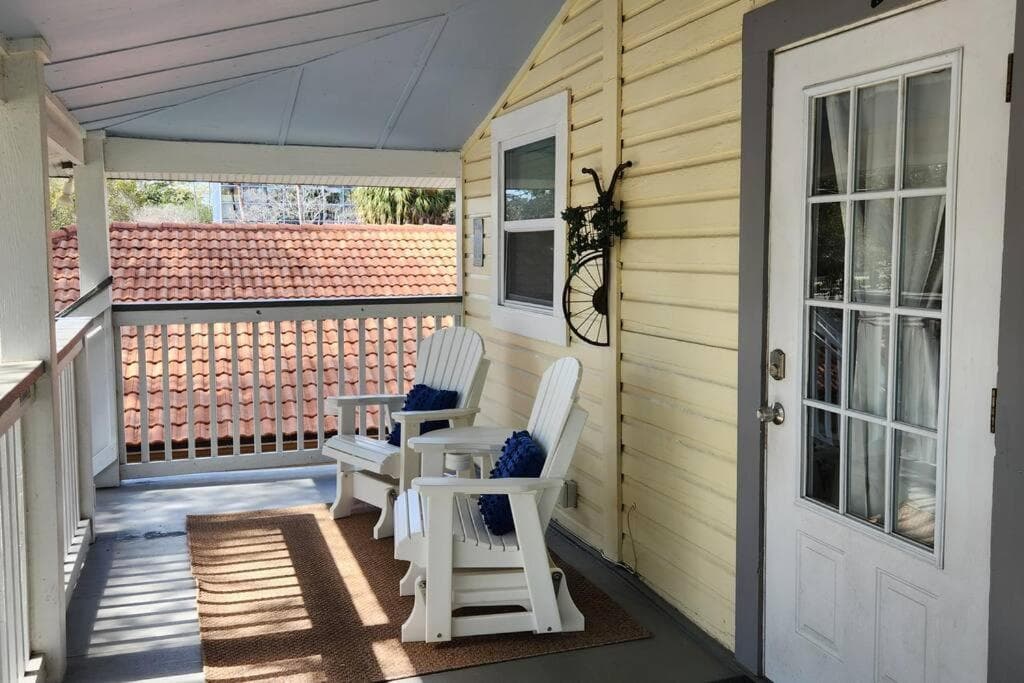 Cozy Apartment Overlooking Downtown and Park NO KIDS, NO PETS