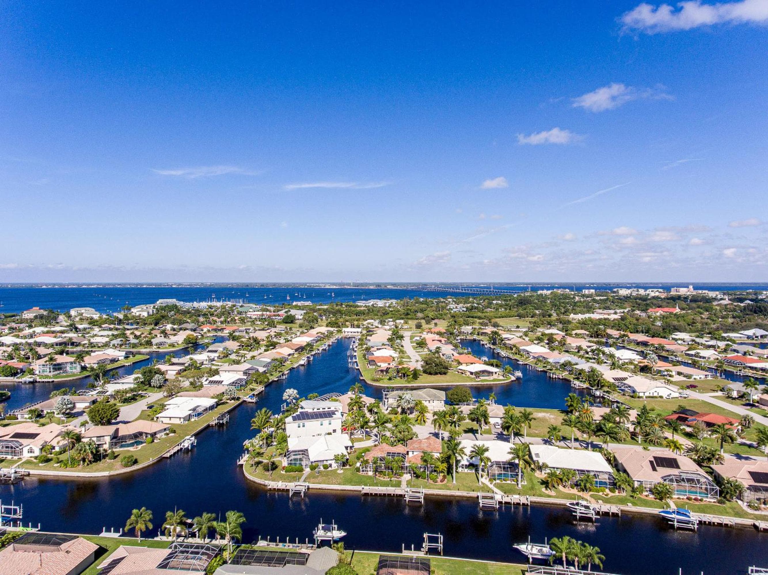Villa Hibiscus-Waterfront-Free Heated Pool-Dock-Bikes-Other Amenities