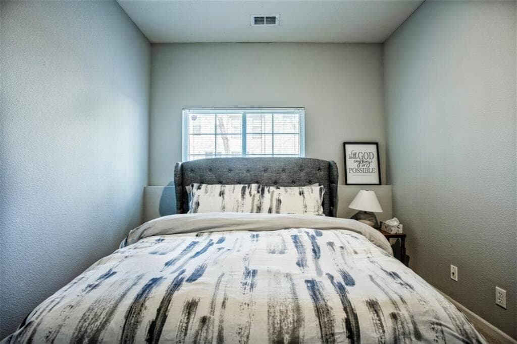 Cozy 3 Bedrooms and 2 baths in Olathe sleeps 8.