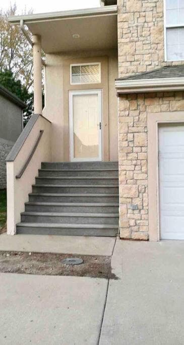 Cozy 3 Bedrooms and 2 baths in Olathe sleeps 8.