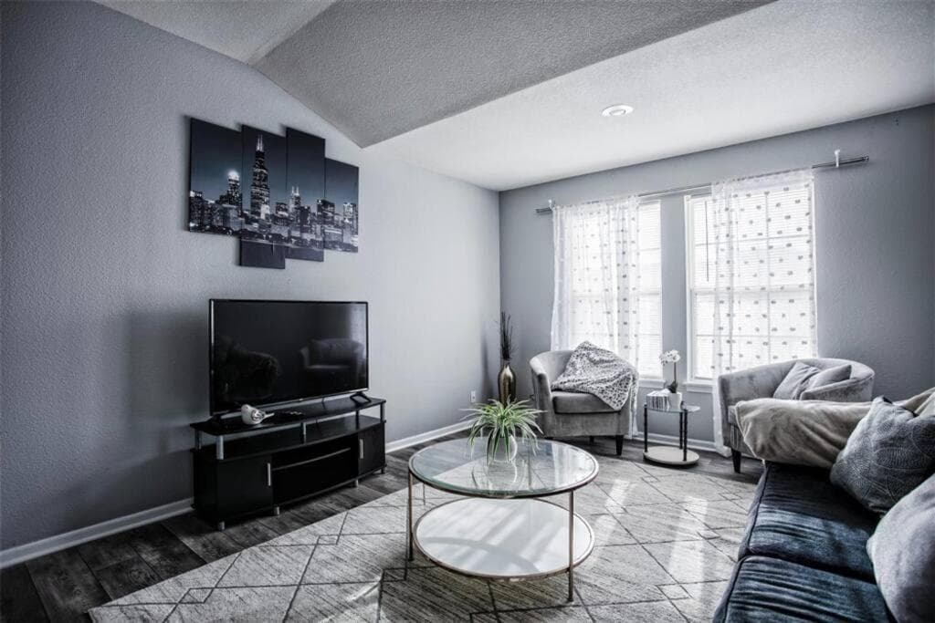 Cozy 3 Bedrooms and 2 baths in Olathe sleeps 8.