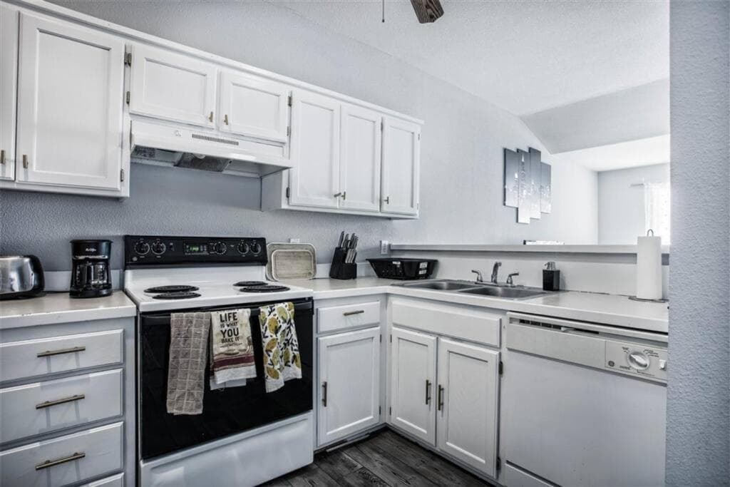 Cozy 3 Bedrooms and 2 baths in Olathe sleeps 8.