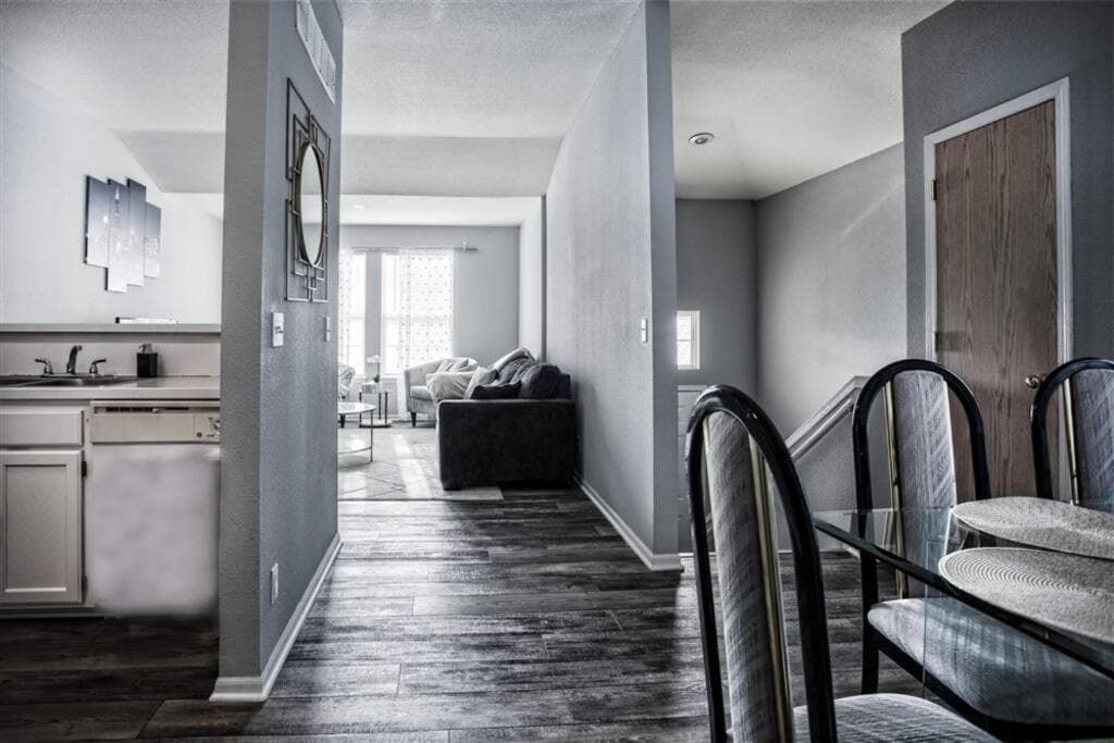 Cozy 3 Bedrooms and 2 baths in Olathe sleeps 8.
