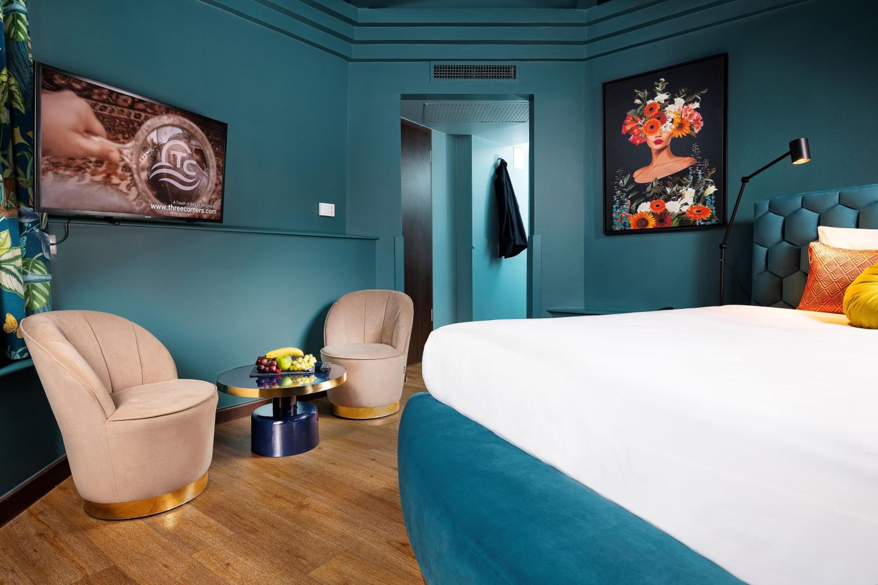 Three Corners Hotel Art
