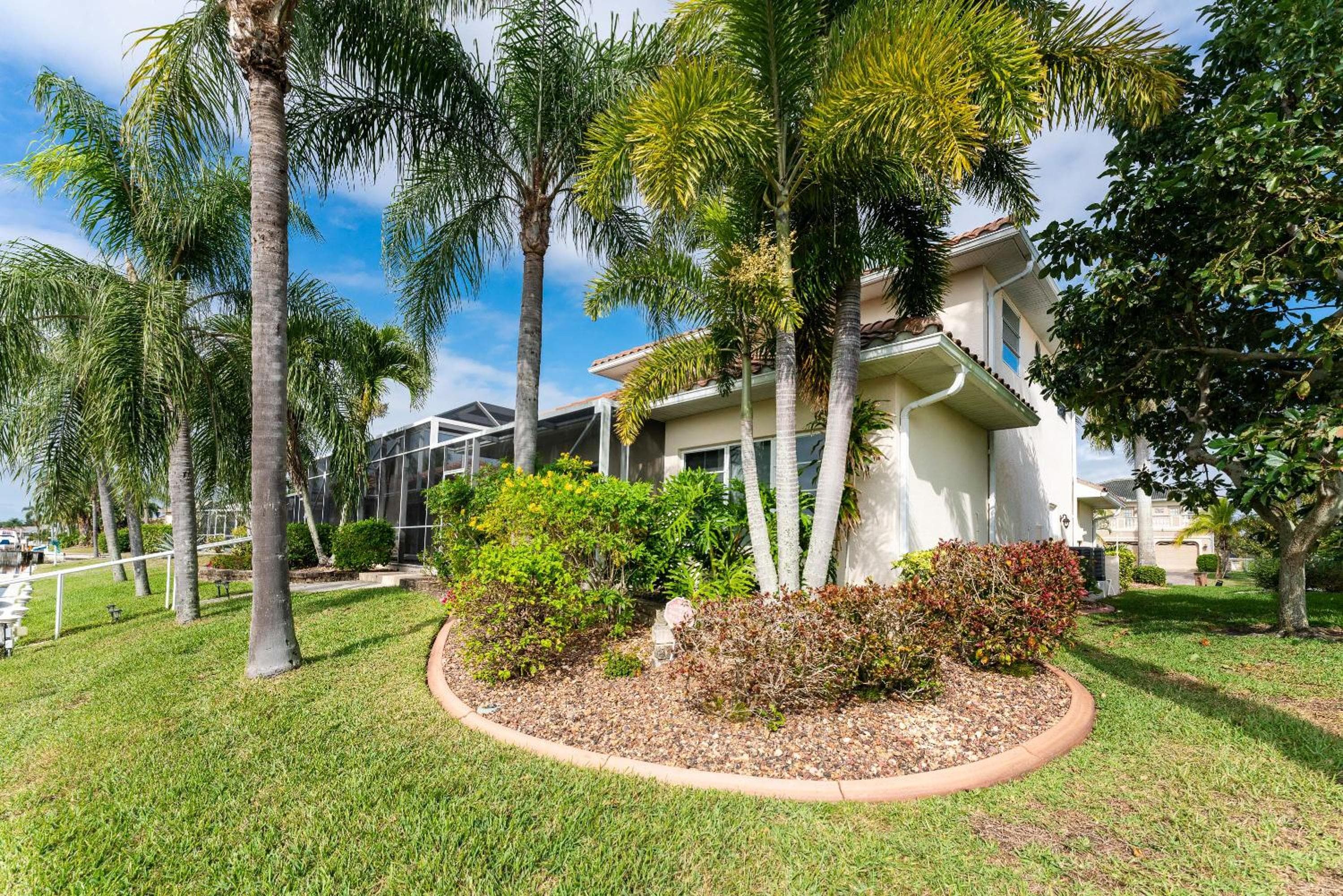 Villa Hibiscus-Waterfront-Free Heated Pool-Dock-Bikes-Other Amenities