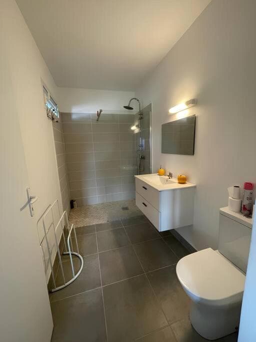 Havre de détente, F2 et studio en bas de villa avec piscine
