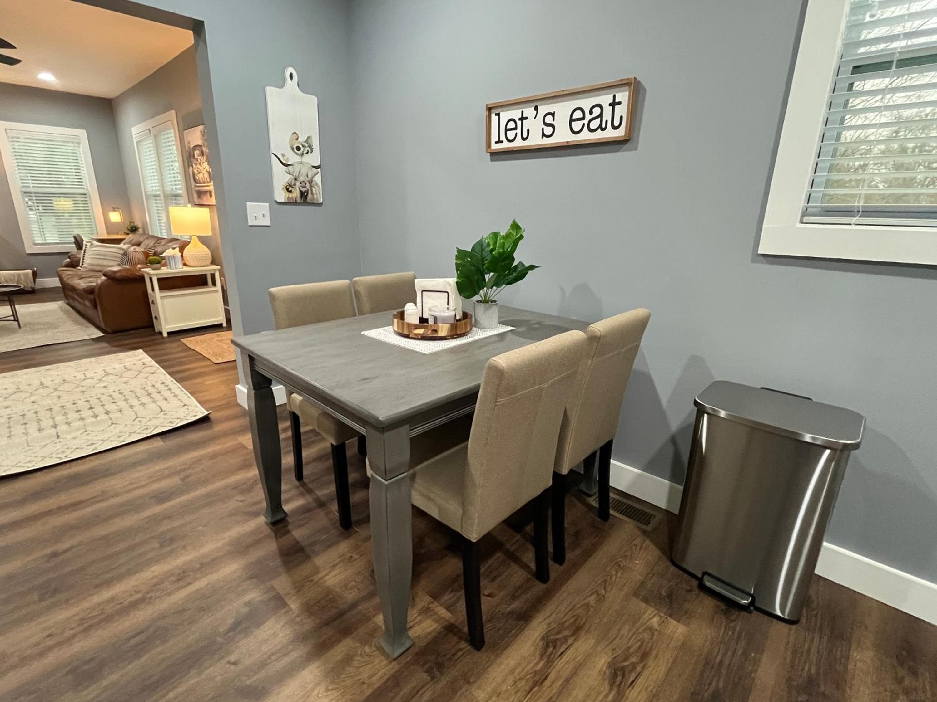 Mid Century 1/4 mile to Downtown Main Street - breweries, coffee, dining, shops
