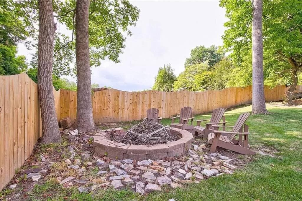 Fantastic Cottage with big backyard near the city