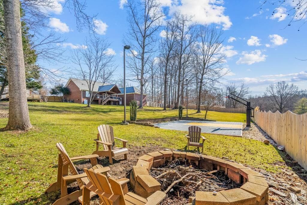 Fantastic Cottage with big backyard near the city