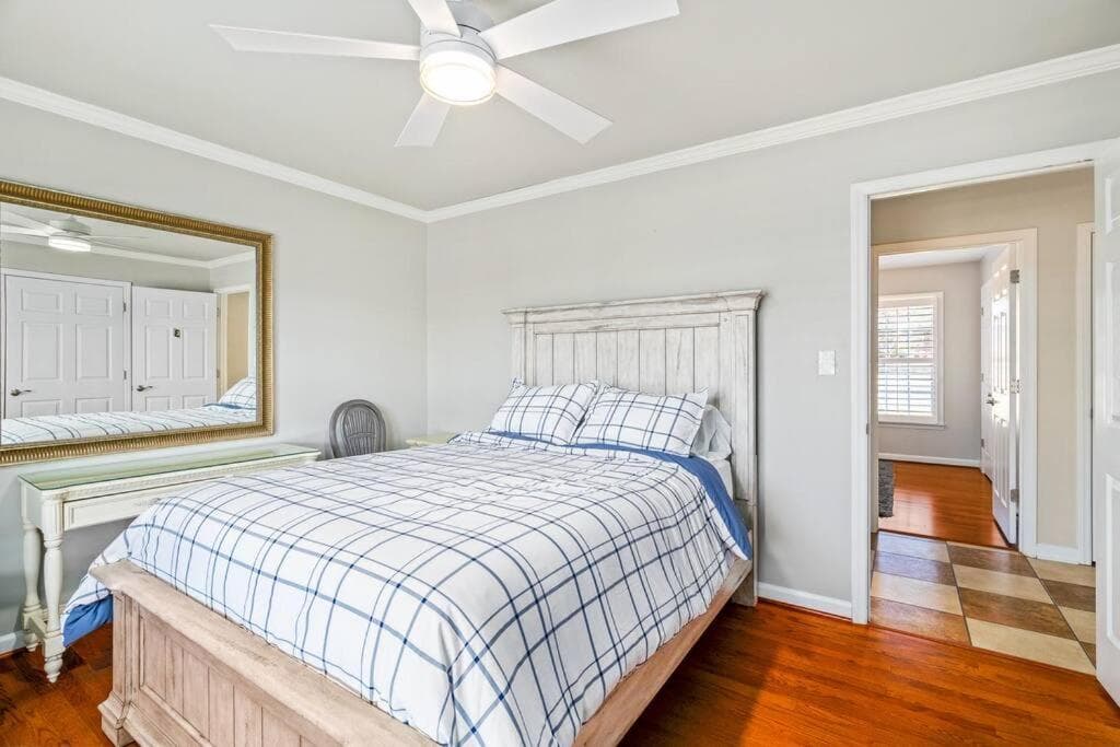 Fantastic Cottage with big backyard near the city