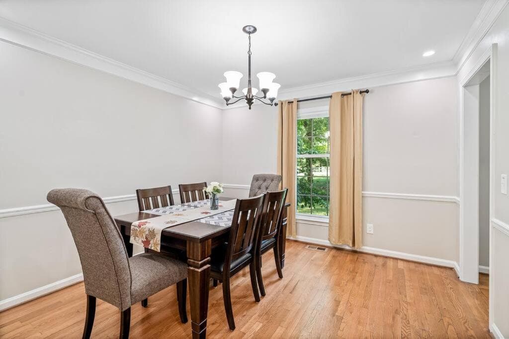 Beautiful Home Walking Distance to Elon University